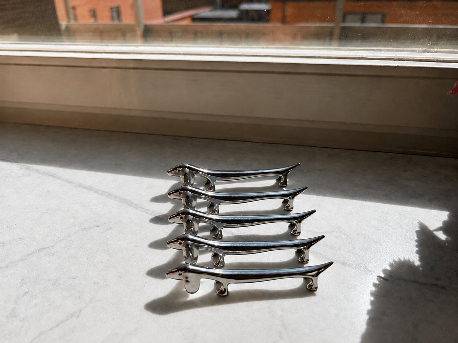Fem smörtaxar i grupp på marmorbänk